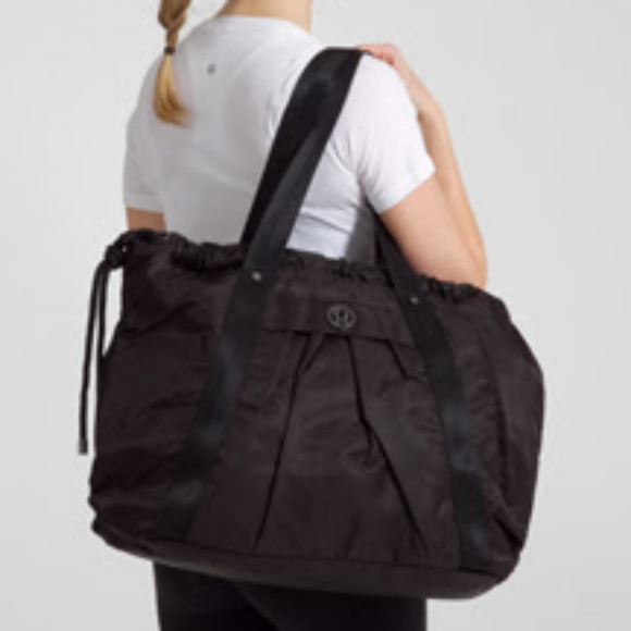 Lululemon "Effortless Tote" gym bag - Picture 3 of 6